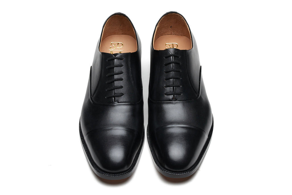 Close view of the black leather oxford