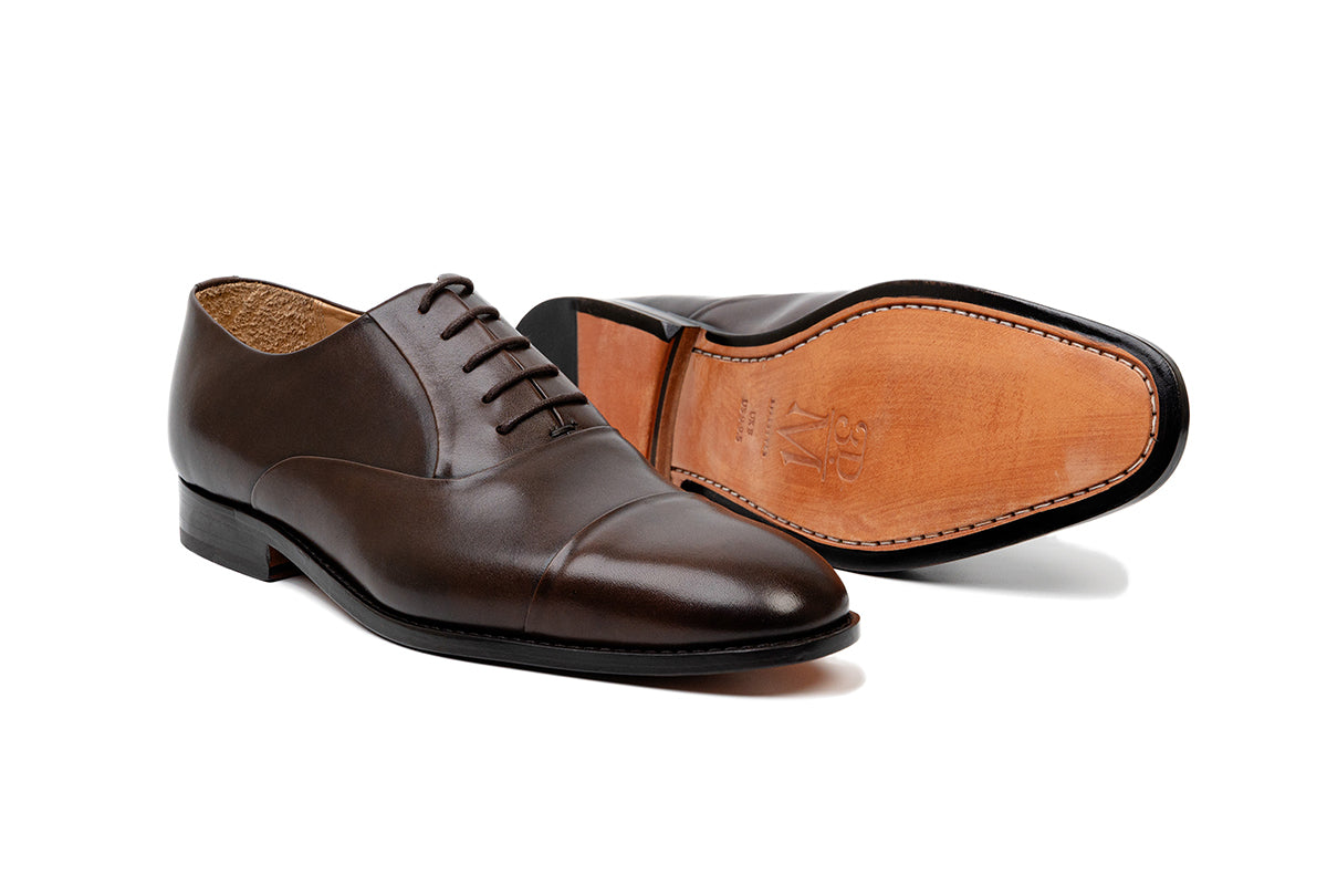 The brown leather oxford in detail