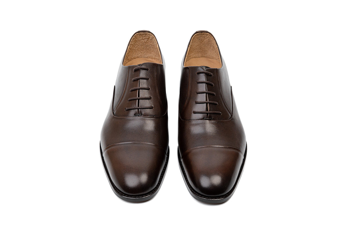 Close view of the brown leather oxford