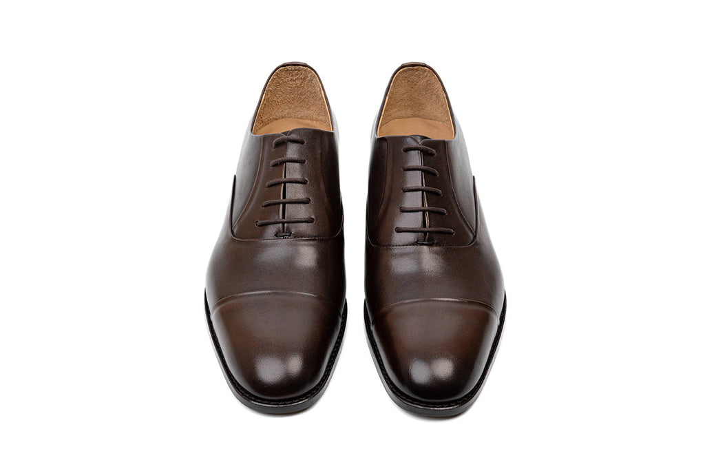 Close view of the brown leather oxford